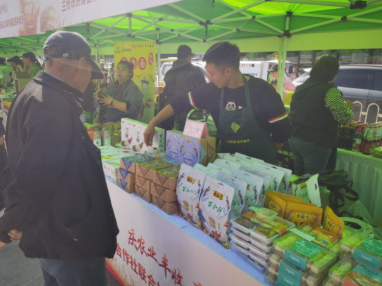 供銷集市助力農(nóng)民豐收節(jié) 蘭州市供銷社開(kāi)展助農(nóng)直通車便民消費(fèi)活動(dòng)